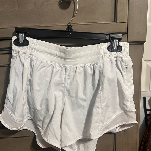 Size 8 Lulu hotty hot shorts low rise 4” - Picture 3 of 3